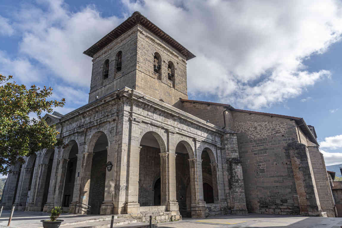 Vizcaya - Orduña 13 - iglesia fortificada de Santa María.jpg